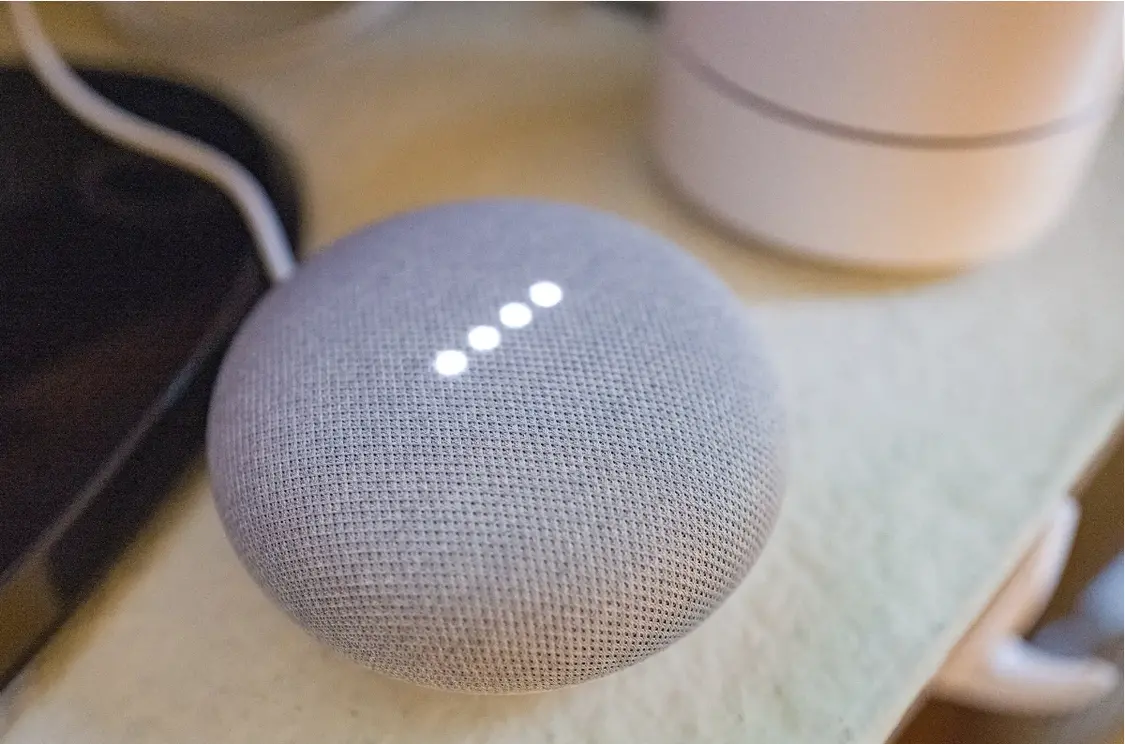 谷歌在智能蓝牙音箱 Google Home Mini 等产品中嵌入了“谷歌助手”功能。