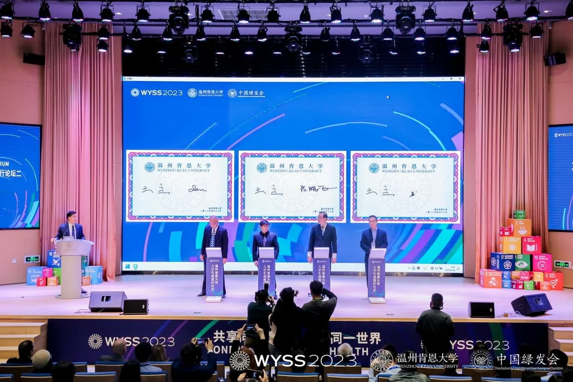 图：王立校长与吕鹏飞、颜庆应、朱绍和等高层次人才进行人才引进签约仪式