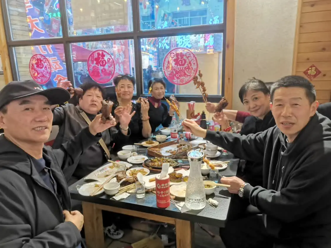 “伊鹿高鸽”烧烤美食文化节启幕(伊鹿高鸽烧烤节)