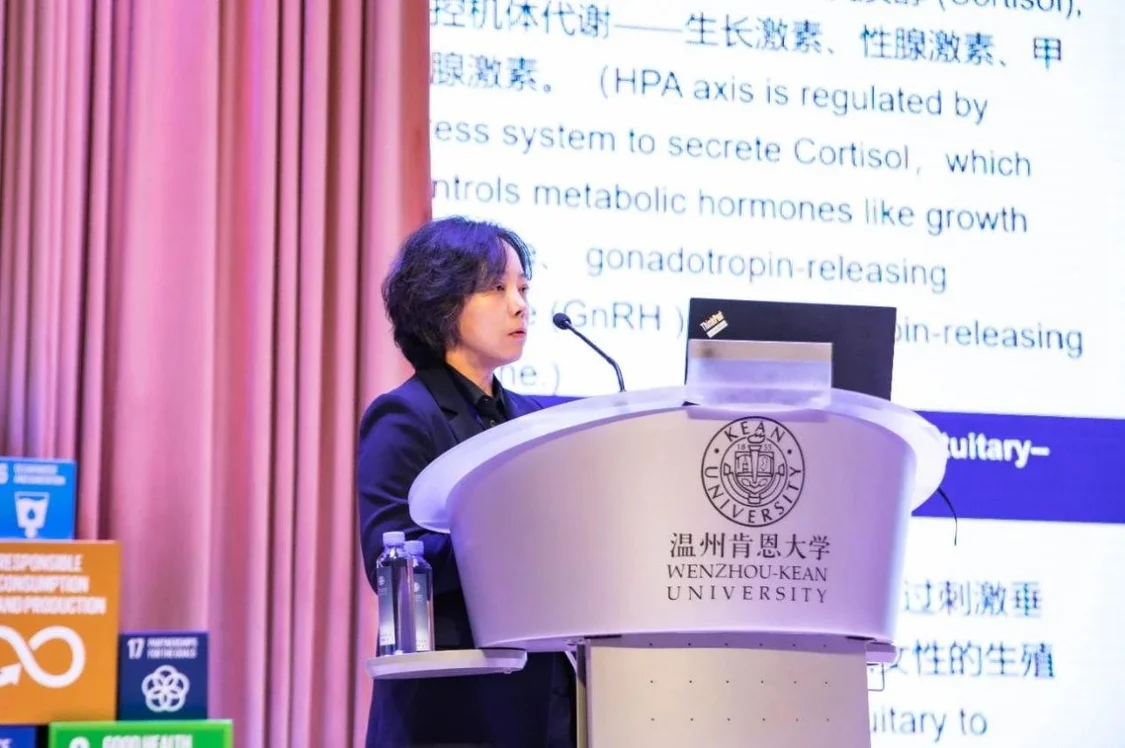 图：刘以训院士团队成员在作科研分享