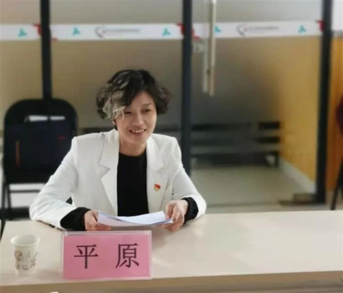 深圳70后女副区长白发照走红：额前有“一撮白”（现任深圳市宝安副区长）