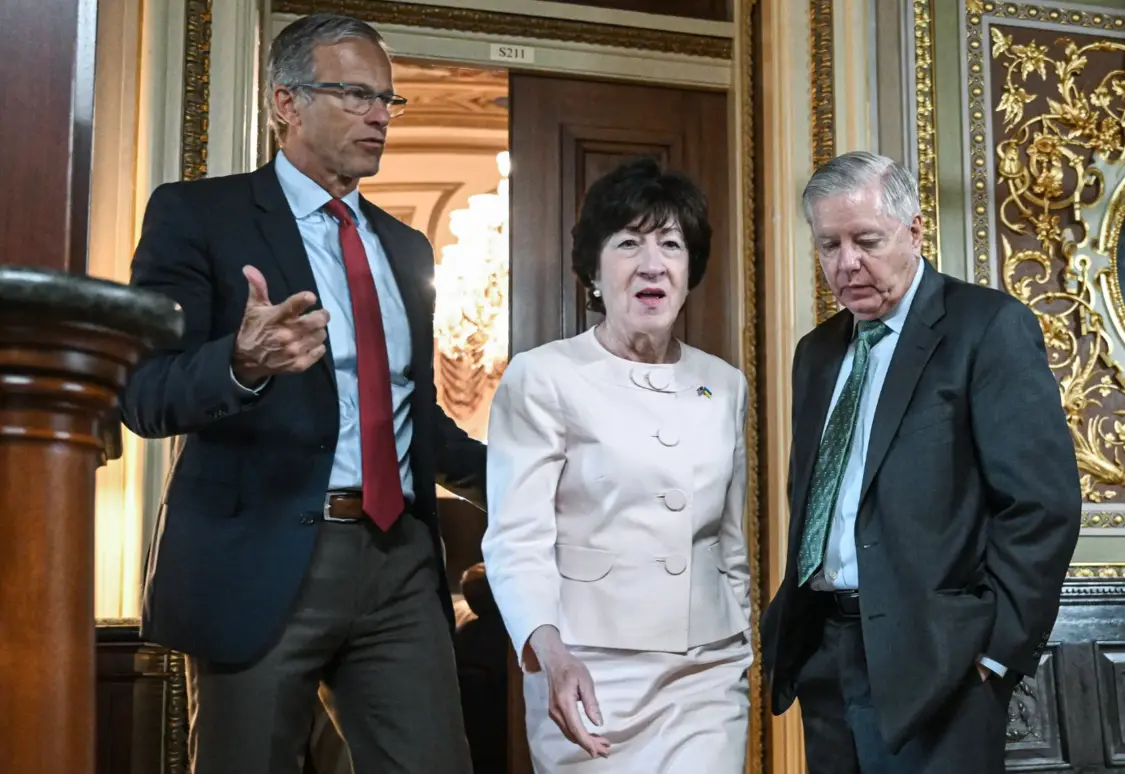 从左到右：1日，南达科他州共和党参议员约翰·图恩 (John Thune）与柯林斯和格雷厄姆在国会交谈（图源：《纽约时报》）