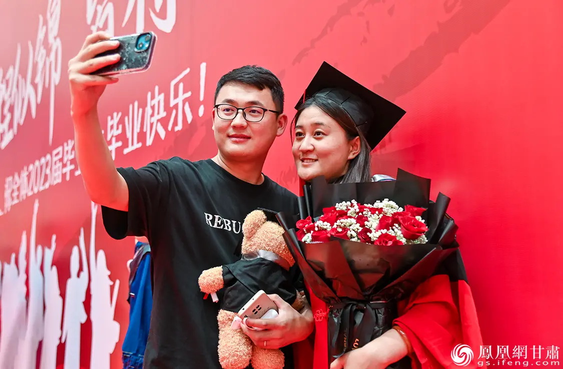 兰州大学生命科学学院2019级博士研究生闫琦(右)和丈夫合影留念 谢帅 摄