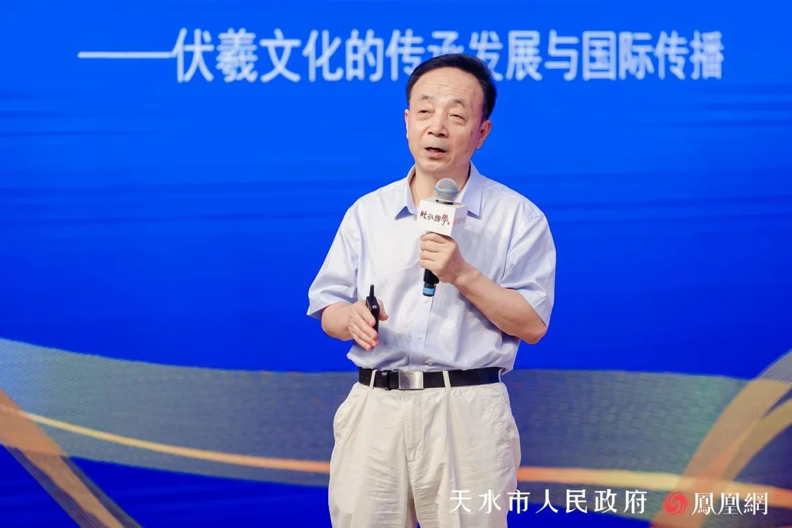 中国社会科学院学部委员、历史学部副主任、中国殷商文化学会会长王震中发表主旨演讲。