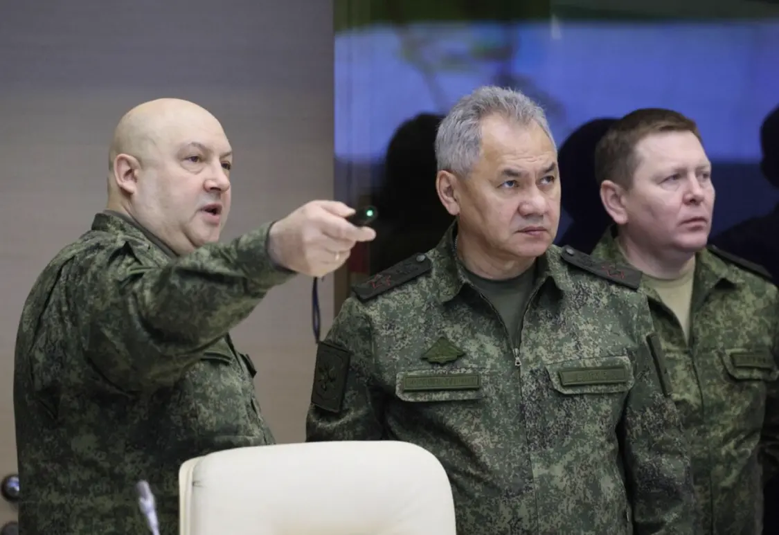 俄罗斯官媒发布的照片显示，时任俄罗斯驻乌克兰军事行动指挥官谢尔盖·苏罗维金将军（左）与国防部长谢尔盖·绍伊古（中）在去年12月见面。