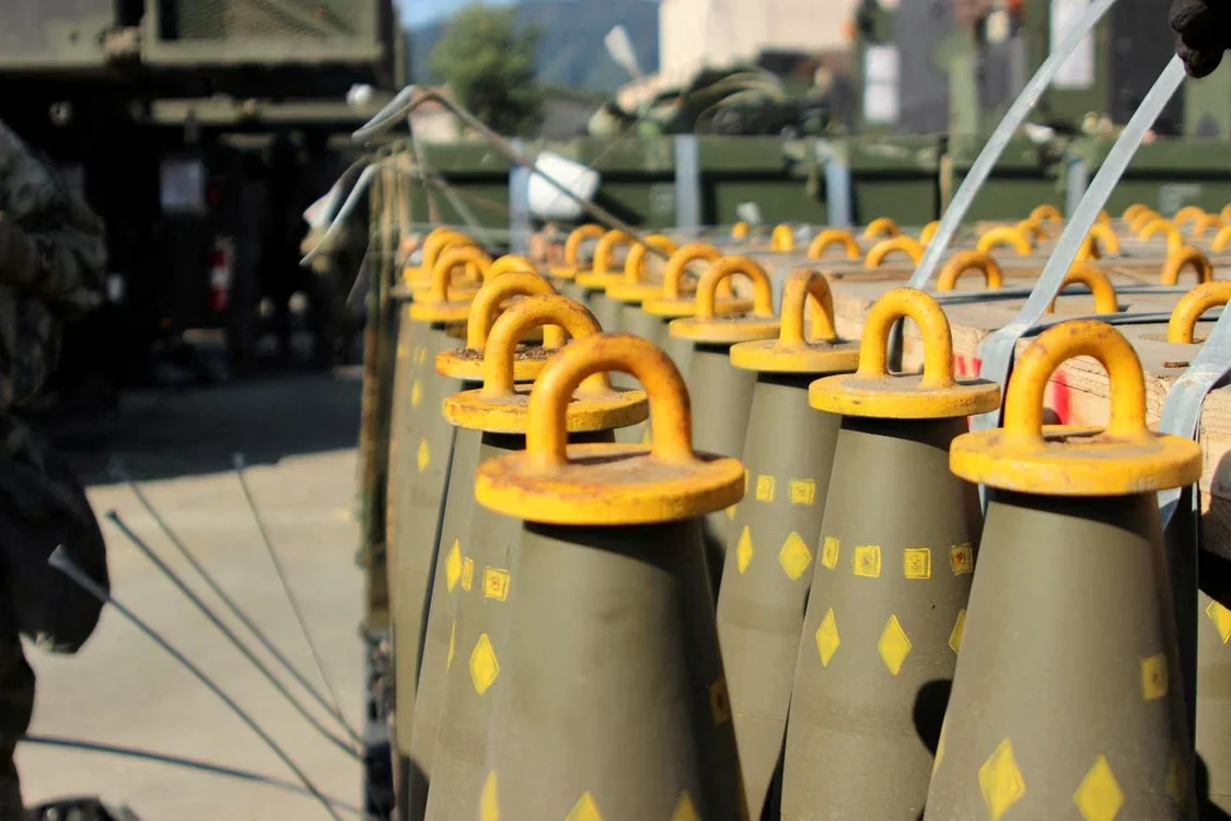 双用途改进型常规弹药(DPICM)（集束炸弹）在驻韩美军基地等待装填（资料图）图自美国有线电视新闻网