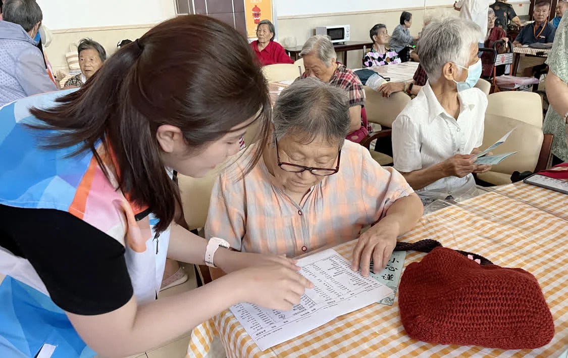 出校园，进社区，徐州医科大师生当起老人的”健康顾问”