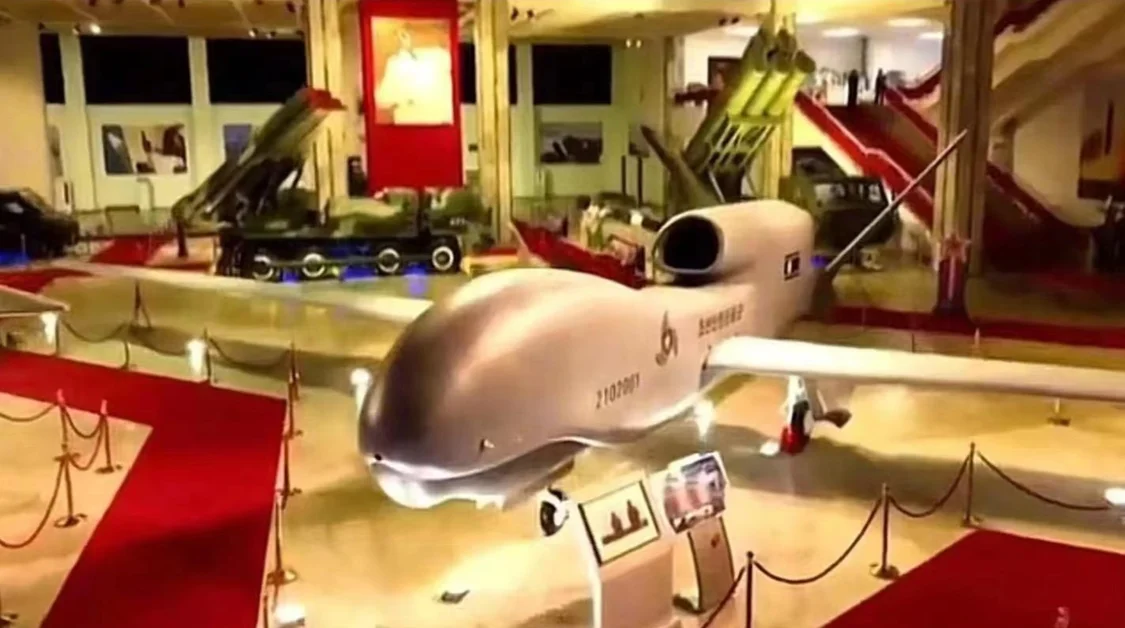 朝鲜“武器装备展览会2023”上展出的大型无人机酷似美军“全球鹰”
