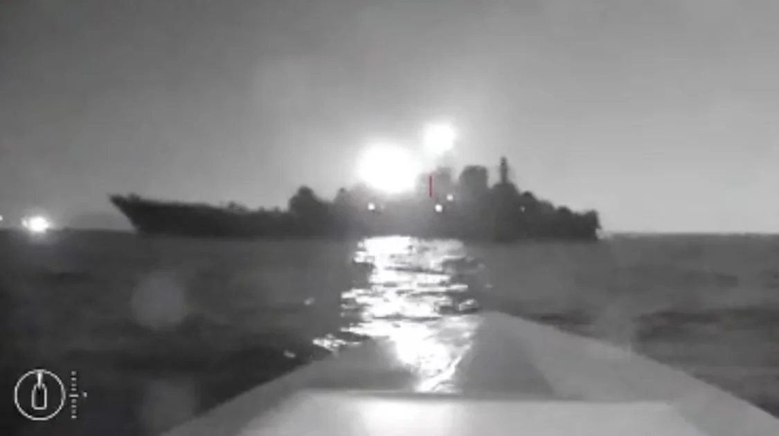 CNN等媒体称，社交媒体4日流传一段视频，显示乌无人艇袭击俄军舰。