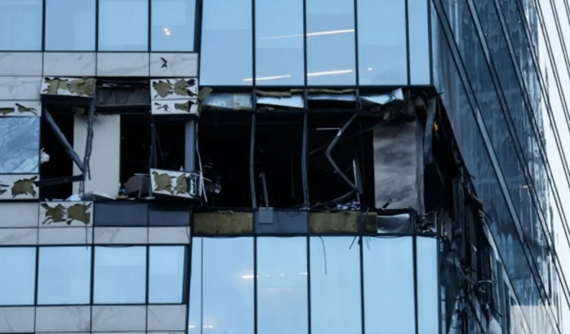 遭乌军无人机残骸击中的莫斯科中心大楼损伤情况