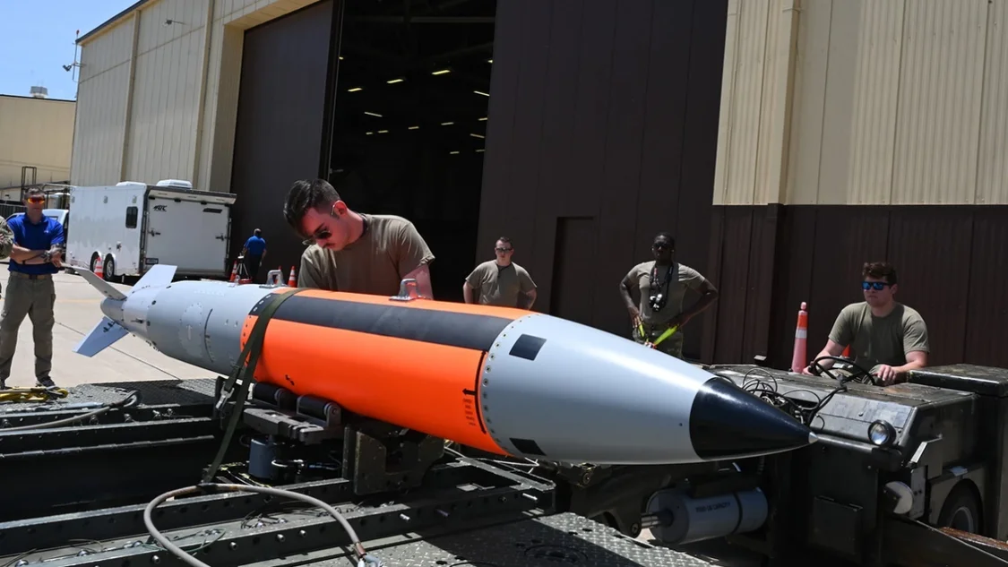 B61-12核弹装有全新精确制导尾翼组件和新型制导系统，是目前美国的主力战术核武器。