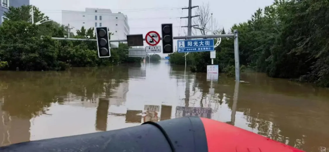 洪水围困的涿州：救援与被救援的人们2