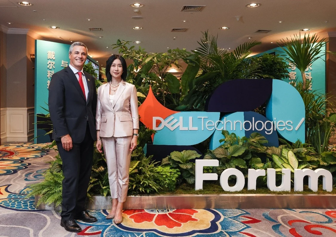 戴尔科技集团全球渠道销售总裁Diego Majdalani（图左）与戴尔科技集团全球资深副总裁吴冬梅（图右）