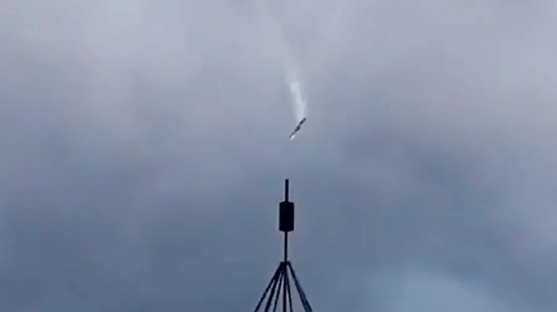 ͼΪ������γ˷ɻ����ڼ���׹��