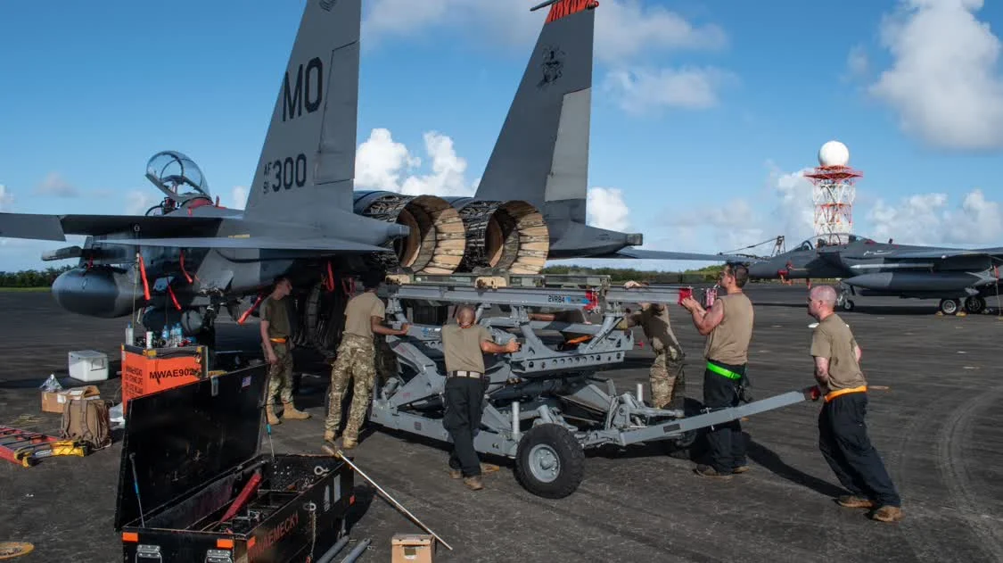美空军F-15E在硫磺岛进行战损抢修演练 图源：“突发防务”网站