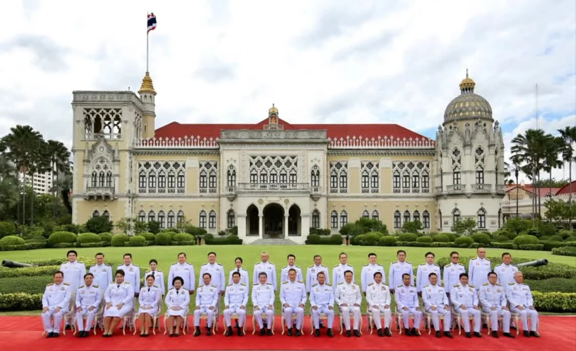 △泰国新内阁34名成员在总理府前合影