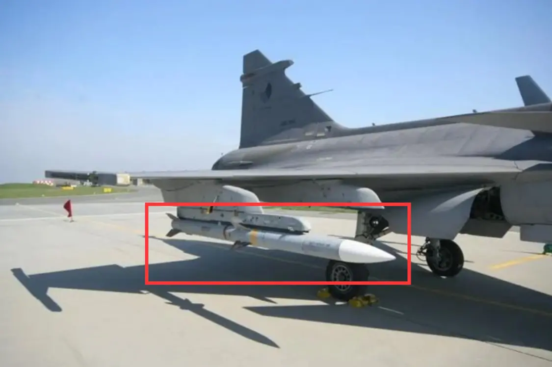 挂载AIM-120中距空空导弹（红框内）的“鹰狮”战斗机