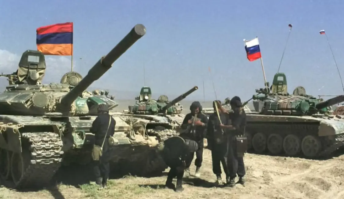 2020年，亚美尼亚快弹尽粮绝，俄大批坦克运往边境，阿塞拜疆态度开始转变。