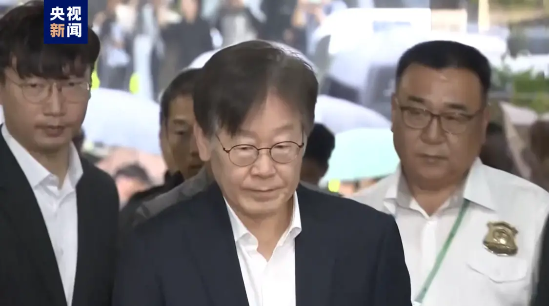 △26日，韩国最大在野党共同民主党党首李在明到达首尔中央地方法院，接受拘捕必要性审查。
