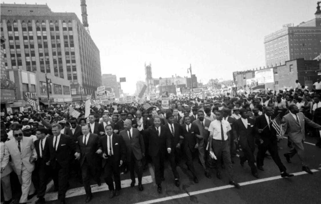 底特律自由游行现场，第一排左起第七人是马丁·路德·金，他的左边就是爵士音乐家老富兰克林