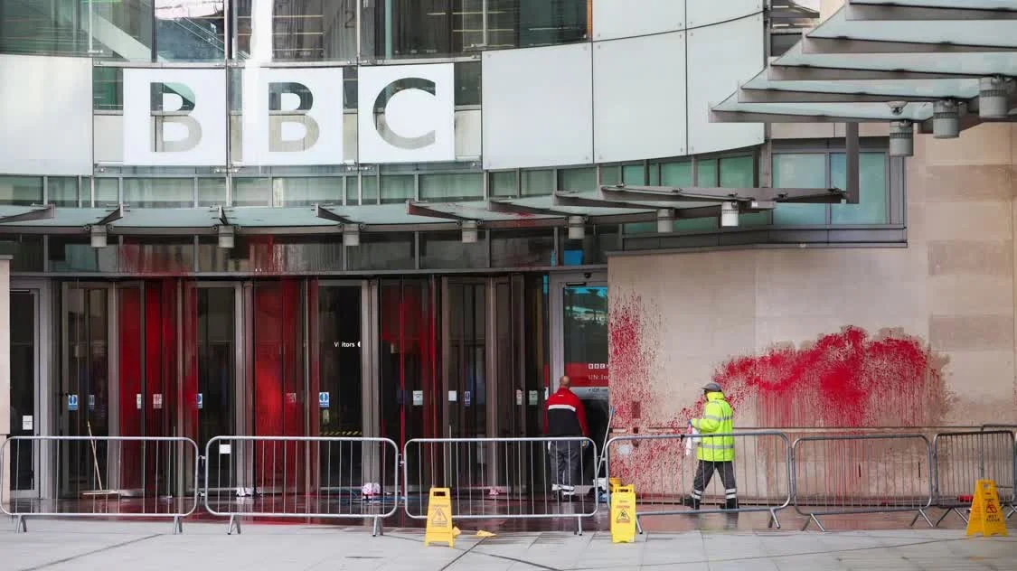 英国广播公司（BBC）位于伦敦的总部被泼红色油漆。图自天空新闻台