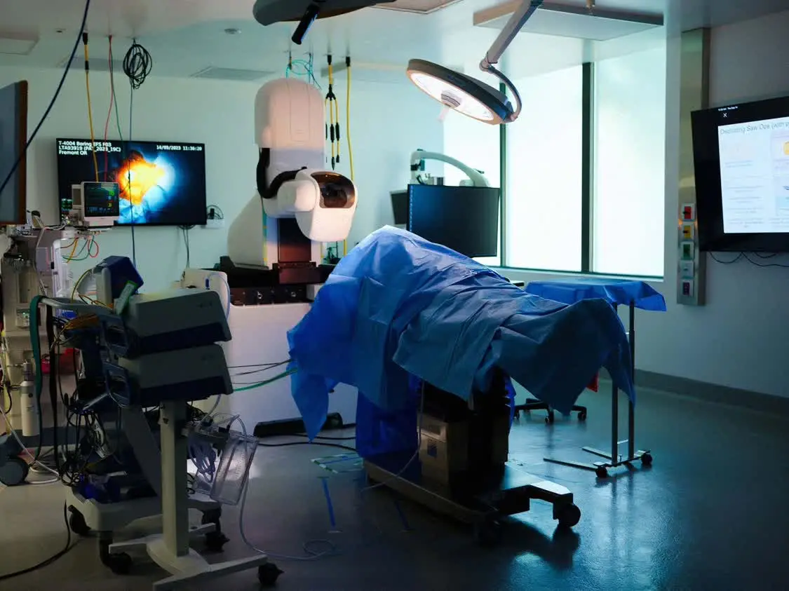 Neuralink的手术机器人，上面躺着一个用于练习手术的假人