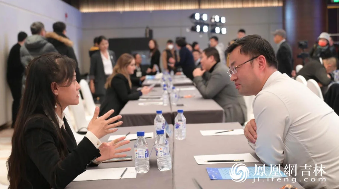 企业在对接会上进行深入交流。