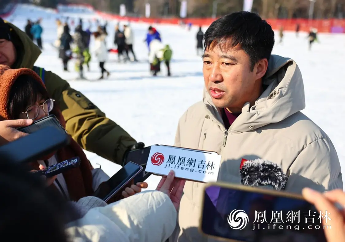 净月潭滑雪场副总经理李宁接受采访。 凤凰网吉林 王振东/摄