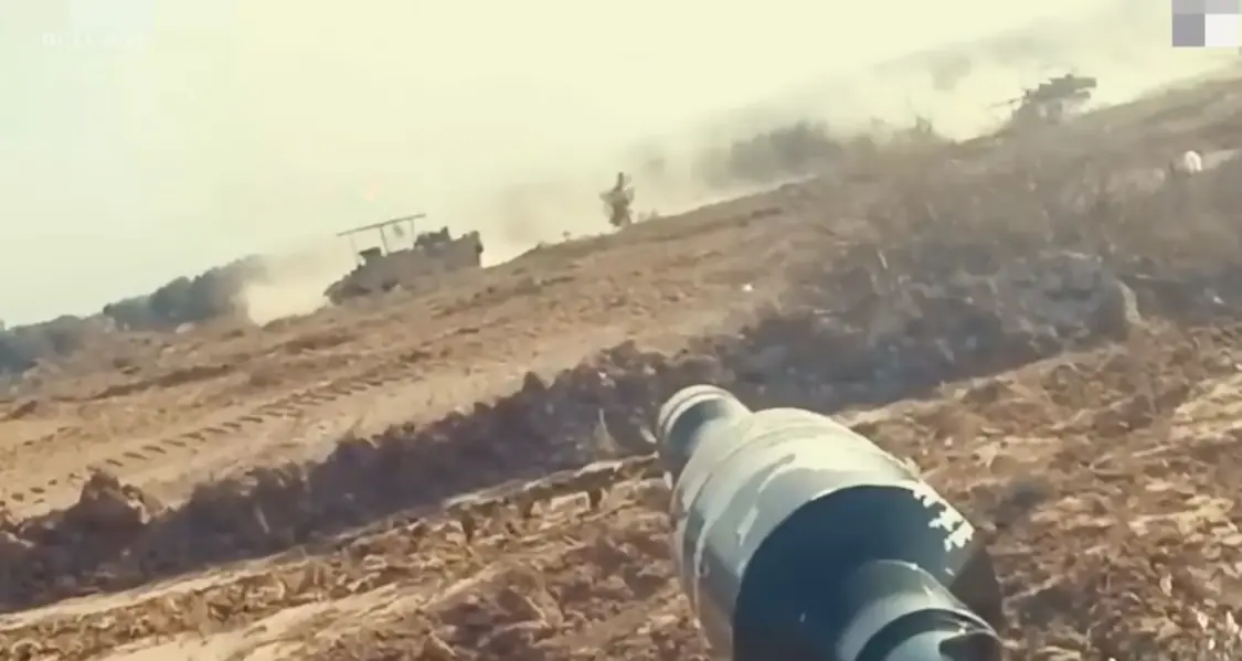 图为哈马斯士兵手持装备有串联战斗部的“亚辛”火箭炮攻击以军装甲车辆