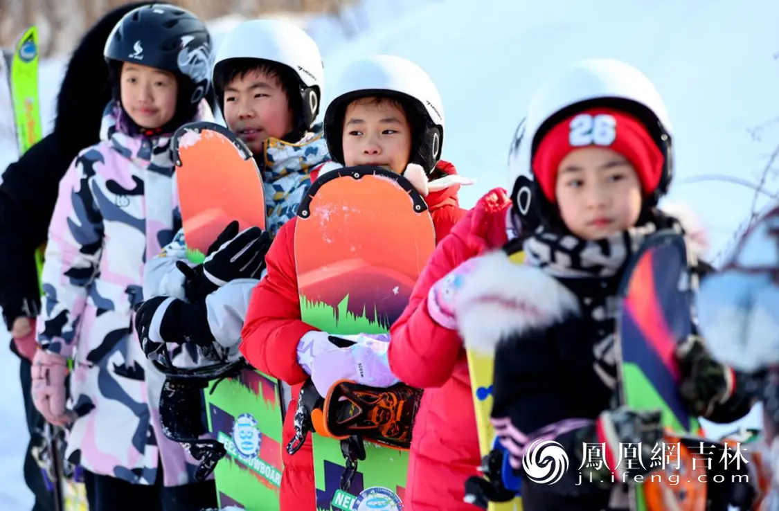 小朋友成群结伴感受滑雪乐趣。 凤凰网吉林 王振东/摄