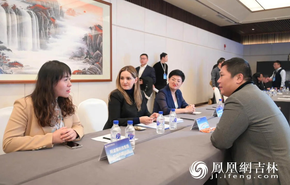 企业在对接会上进行深入交流。