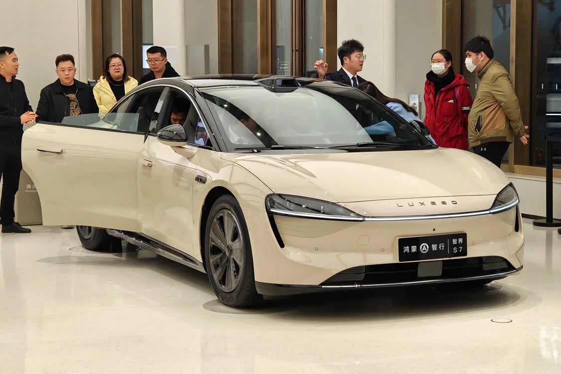 鸿蒙智行首款纯电轿车智界S7 | 视觉中国