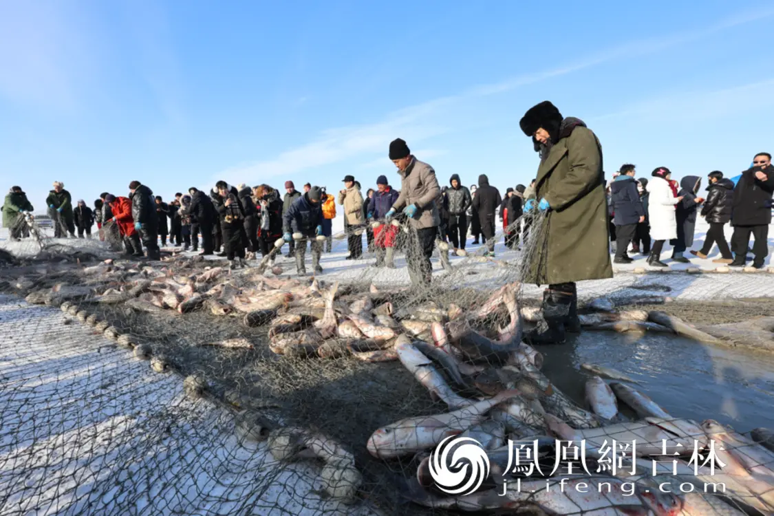 游客与渔工一同感受丰收的喜悦。凤凰网吉林 王振东/摄