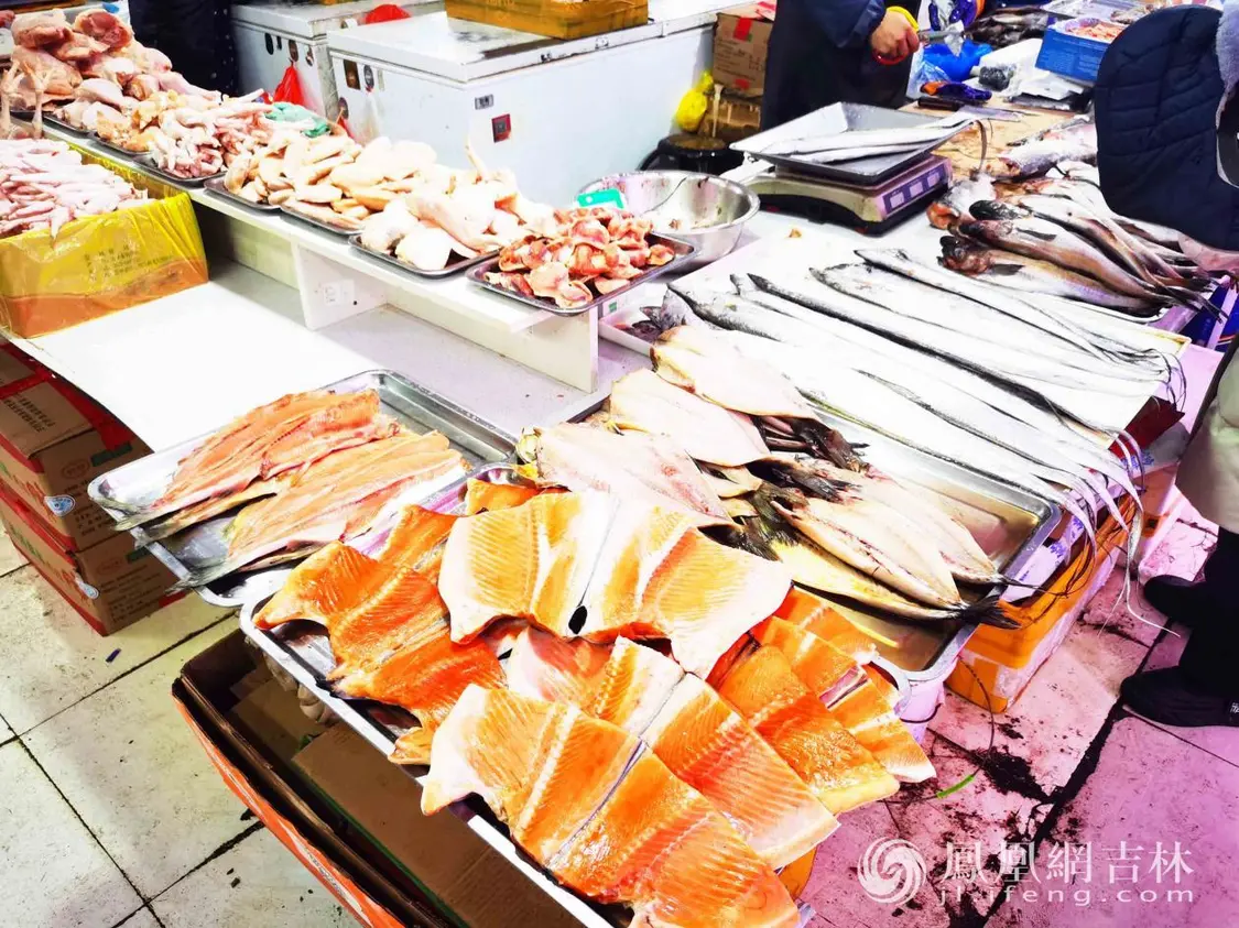 原本昂贵的三文鱼，在珲春菜市场随处可见。