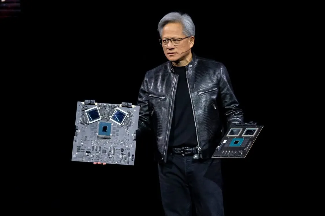 黄仁勋在开发者大会上展示最新芯片