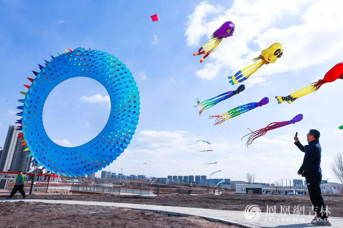 春季的风筝节增加了市民出行的乐趣。