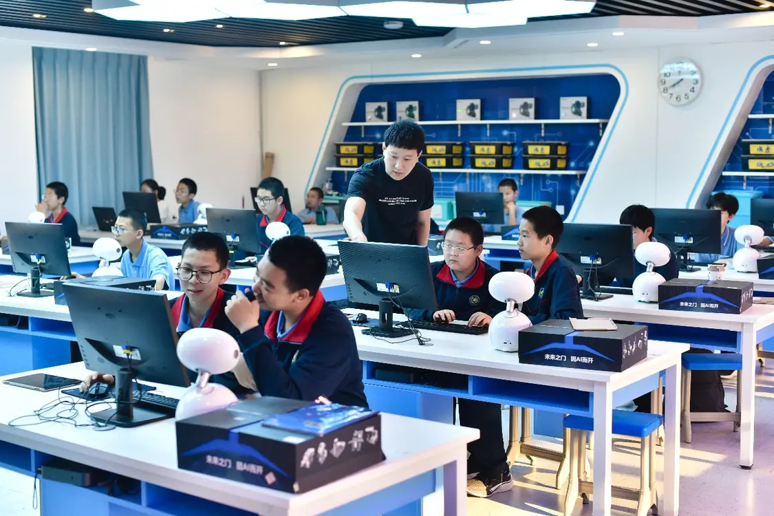 学生在上元宇宙3DXR编程校本课。四十中供图
