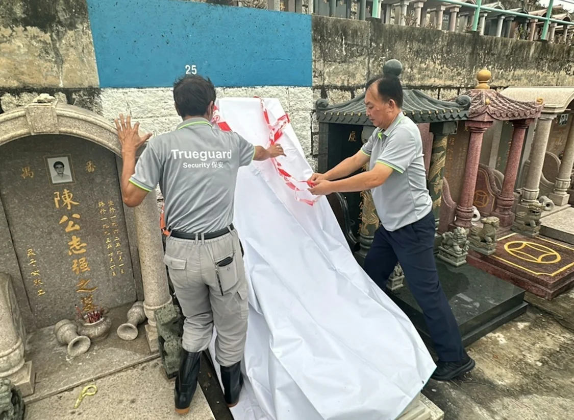 黄家驹墓碑被破坏，内地歌迷在墓前跪地痛哭