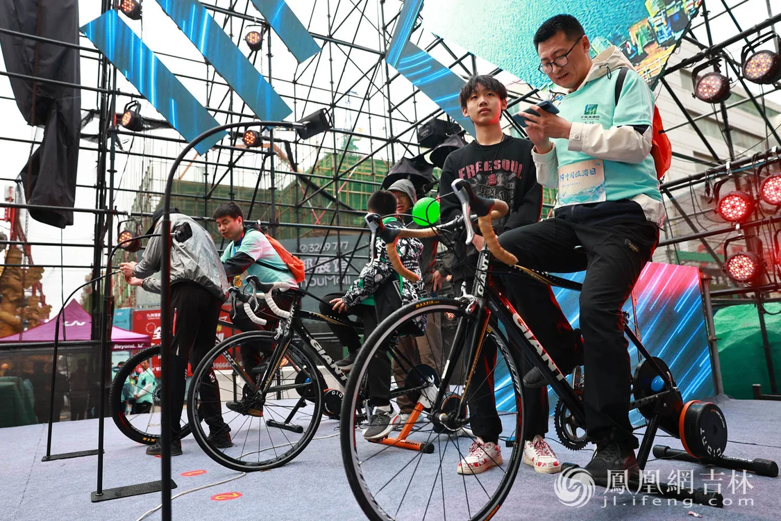 现场举行自行车“骑行台”挑战赛。