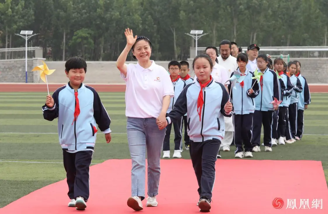 音乐欣赏主题志愿者，国家高参小项目专家冯向青与孩子们一起走上红毯
