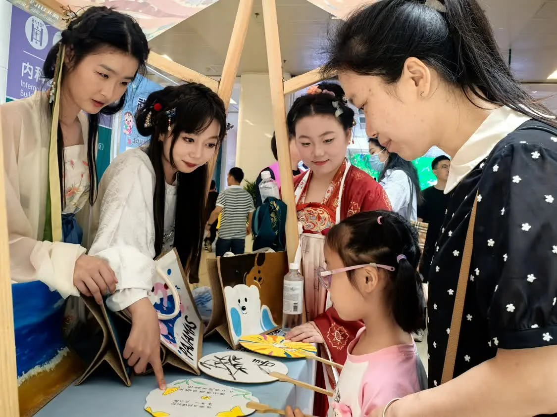 大学生为白血病患儿义卖募集资金