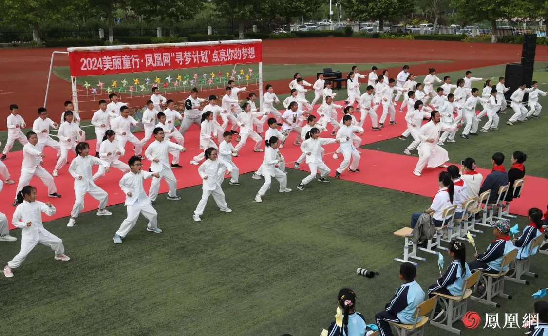 志愿者杜洪宇和五年级的小朋友为大家带来《武当功夫拳》表演
