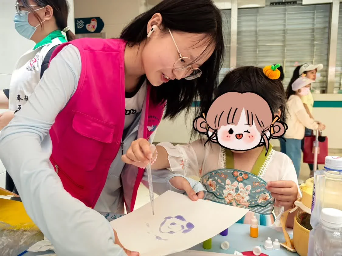 义卖现场教小朋友现场做非遗水拓画