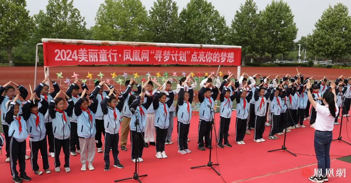 在志愿者的带领下，学校新组建的合唱团首次登台演唱歌曲《童声飞扬》
