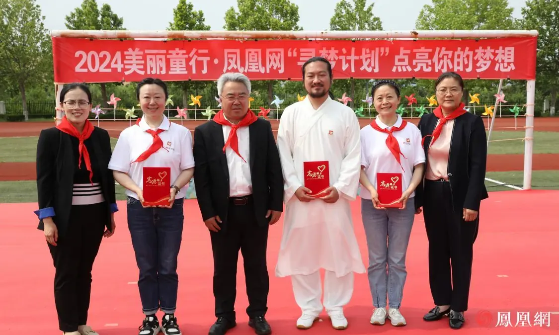 中共烟台市委党史研究院院长李丕志（左三）、烟台市莱山区团委书记刘丹丹（左一）、烟台市莱山区教育和体育局体卫艺科主任慕丽红（右一）为志愿者冯向青、冯向荣、杜洪宇颁发志愿者证书