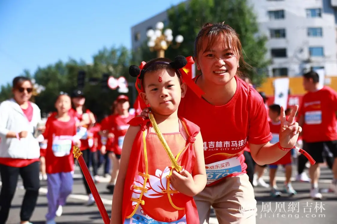 欢乐跑小选手化身“哪吒”。