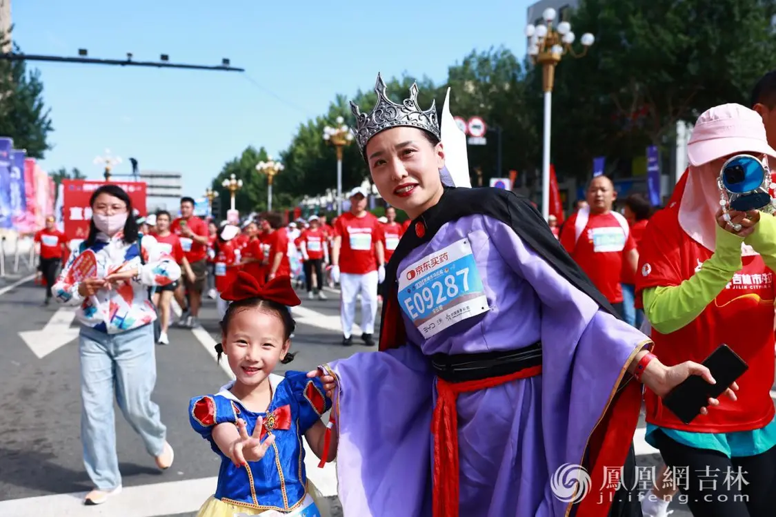 参加欢乐跑的母女精心装扮。