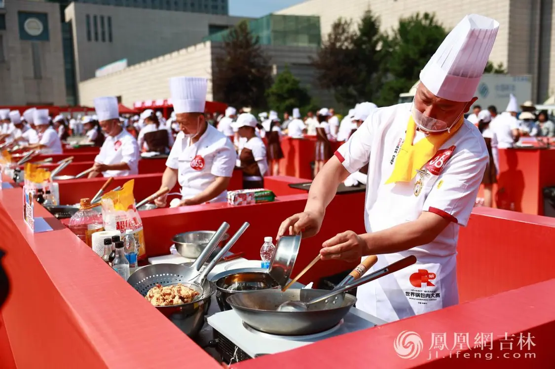 参赛选手们现场烹饪锅包肉。