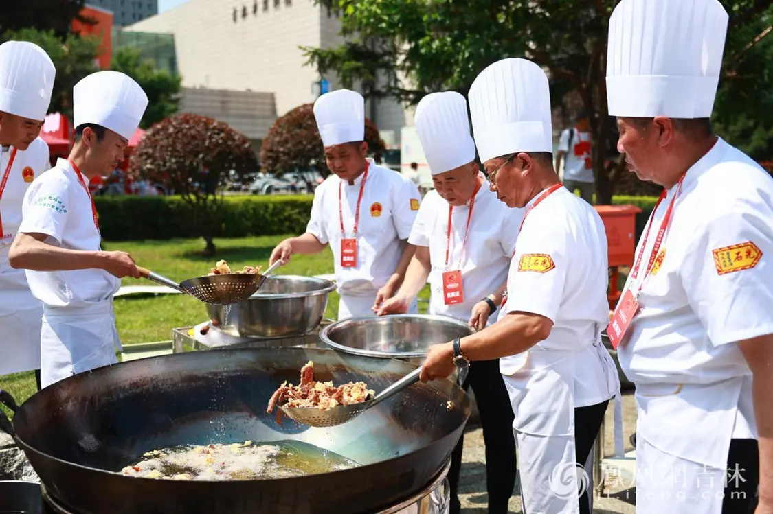 大厨们正在烹饪一份创纪录的锅包肉。