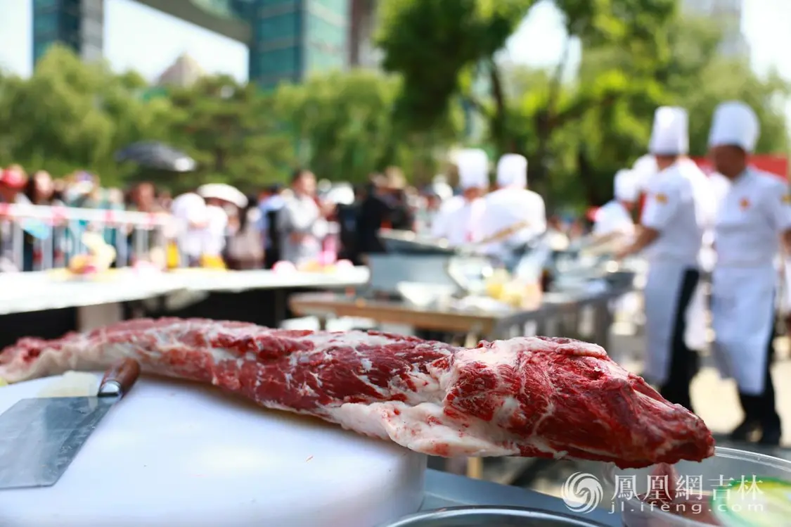 现场展示的锅包肉食材里脊肉。